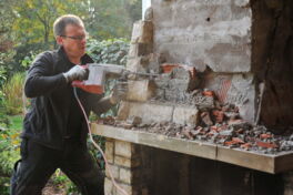 Der Ofenbauer Christian Kohler an Renovationsarbeiten bei einem Kamin